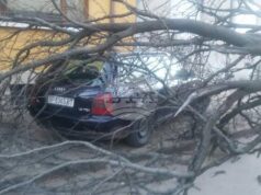 Във Враца от няколко часа духа ураганен вятър с пориви със скорост над 120 км/ч, има сериозни щети, съобщи кметът Калин Каменов Във Враца от няколко часа духа ураганен вятър с пориви със скорост над 120 км/ч, има сериозни щети, съобщи кметът Калин Каменов