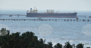 Възстановяването на петролния сектор на Венецуела може да отнеме 10 годни и да струва 100 млрд. долара, според анализи