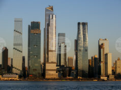 Газова експлозия причини пожар в жилищна сграда в Ню Йорк; загина един човек и са ранени 14