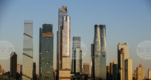 Газова експлозия причини пожар в жилищна сграда в Ню Йорк; загина един човек и са ранени 14