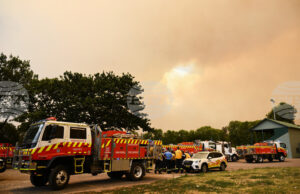 Горски пожари изпепелиха домове и оставиха десетки хиляди без ток в Австралия Горски пожари изпепелиха домове и оставиха десетки хиляди без ток в Австралия