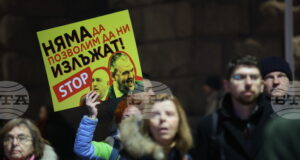 Граждани протестират в центъра на София с искане за провеждане на честни избори със 100% машинно отчитане на резултатите