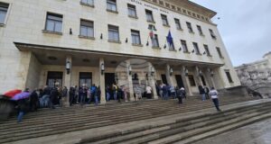 Граждани се редят на опашка пред БНБ за първата българска колекционерска евромонета