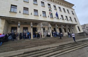 Граждани се редят на опашка пред БНБ за първата българска колекционерска евромонета