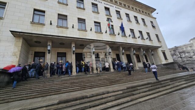Граждани се редят на опашка пред БНБ за първата българска колекционерска евромонета