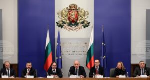 Гражданите и търговците да се снабдят с необходимите количества евро, а не да чакат последния момент, призова Владимир Иванов