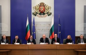 Гражданите и търговците да се снабдят с необходимите количества евро, а не да чакат последния момент, призова Владимир Иванов