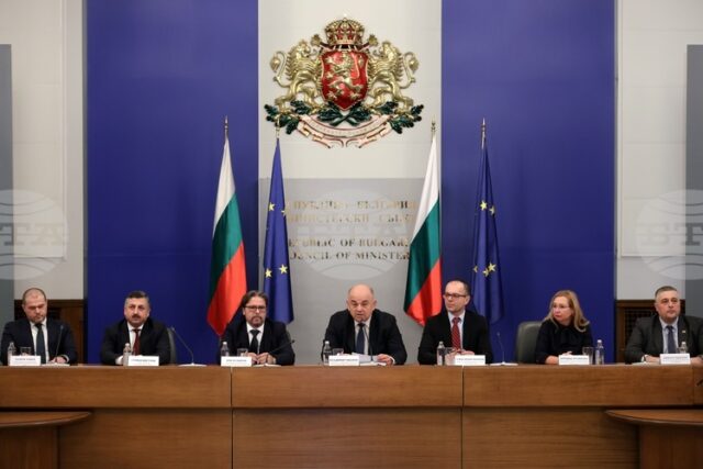 Гражданите и търговците да се снабдят с необходимите количества евро, а не да чакат последния момент, призова Владимир Иванов