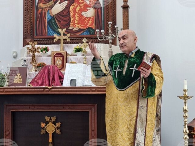 Да вървим по пътя и светлината, показани ни с Рождеството на Божия син, каза дякон Вартан Ананян в арменската църква „Сурп Агоп” в Ямбол