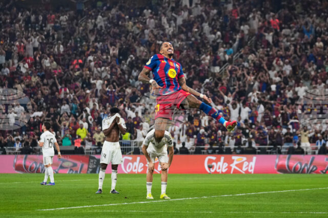 Два гола на Рафиня донесоха 16-а Суперкупа на Испания на Барселона