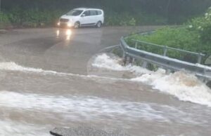 Два пътни участъка в община Ивайловград са затворени заради наводнения, съобщи Областната администрация в Хасково