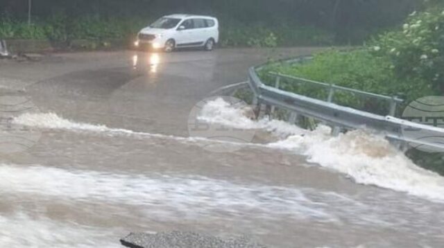 Два пътни участъка в община Ивайловград са затворени заради наводнения, съобщи Областната администрация в Хасково