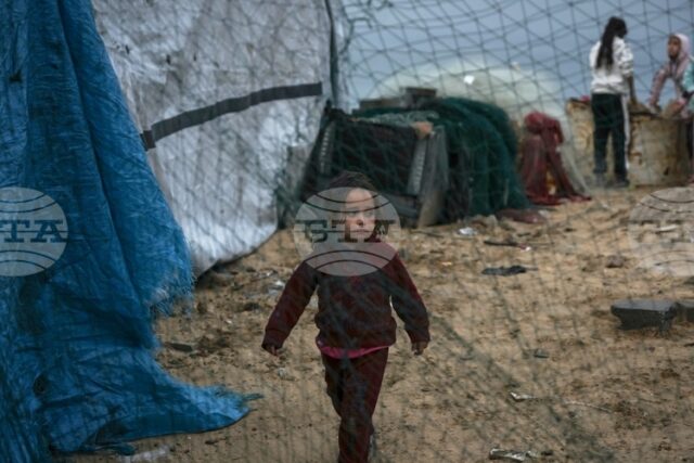 Двама палестинци в Газа са били убити при израелски обстрел