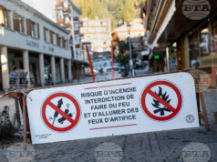 Плакат, предупреждаващ, че фоейрверките са забранени поради опасността от пожар, поставен в близост до мястото на пожара в бар "Констеласион". Снимка: AP/БТА