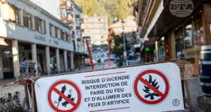 Плакат, предупреждаващ, че фоейрверките са забранени поради опасността от пожар, поставен в близост до мястото на пожара в бар "Констеласион". Снимка: AP/БТА