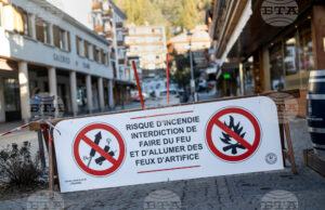 Плакат, предупреждаващ, че фоейрверките са забранени поради опасността от пожар, поставен в близост до мястото на пожара в бар "Констеласион". Снимка: AP/БТА