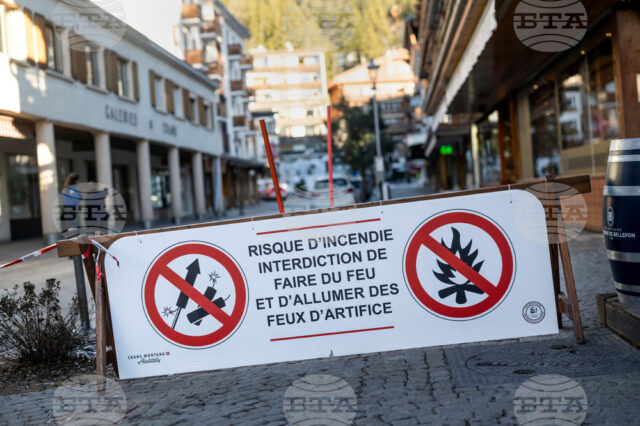 Плакат, предупреждаващ, че фоейрверките са забранени поради опасността от пожар, поставен в близост до мястото на пожара в бар "Констеласион". Снимка: AP/БТА