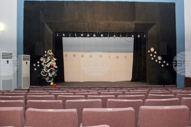 Драматично-кукленият театър в Силистра спира отдаването на залата си на политически формации