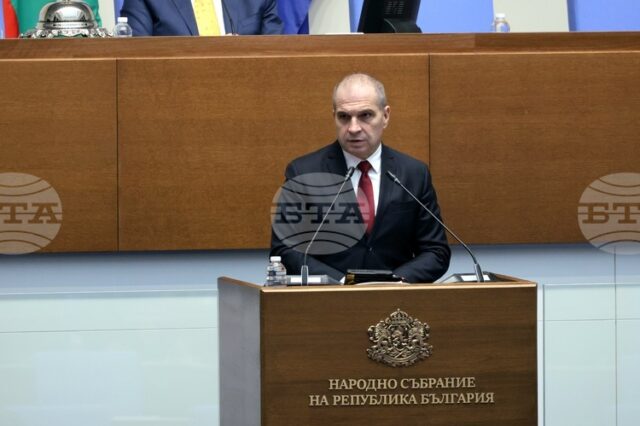 Държавата може да поставя идеи за визията на летище София при конкретни предложения, заяви Гроздан Караджов