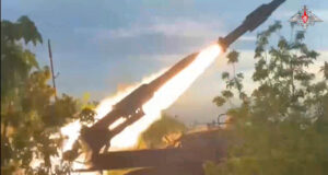 Ракетна система земя-въздух със среден обсег "Бук-2М" на руската армия обстрелва въздушни цели на неразкрито място в Украйна