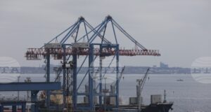 Един човек загина при руско нападение срещу пристанища в Одеска област днес, обяви областният управител; най-малко 8 са пострадалите