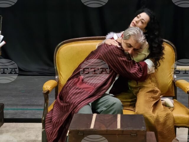 Елена Петрова и Драматичен театър – Ямбол ще гостуват в Търговище с постановката „За кого се вдига завесата“