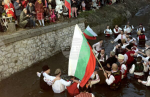 За десета поредна година в Шипка "спасяват" богоявленския кръст по изгрев слънце