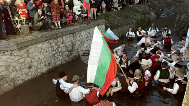 За десета поредна година в Шипка "спасяват" богоявленския кръст по изгрев слънце