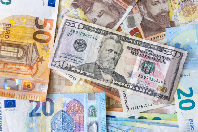 За първи път от 2021 г. насам курсът на еврото се повиши до 1,20 долара