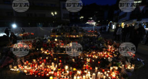 Хора са оставили цветя и свещи пред бар "Констеласион" в швейцарския ски курорт Кран Монтана, където 40 души загинаха при пожар навръх Нова година