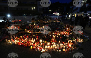 Хора са оставили цветя и свещи пред бар "Констеласион" в швейцарския ски курорт Кран Монтана, където 40 души загинаха при пожар навръх Нова година