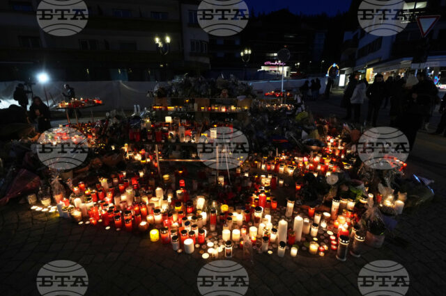 Хора са оставили цветя и свещи пред бар "Констеласион" в швейцарския ски курорт Кран Монтана, където 40 души загинаха при пожар навръх Нова година