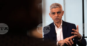 Изкуственият интелект може да стане оръжие за масово унищожение на работни места, предупреждава кметът на Лондон