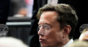 Илон Мъск и изпълнителният директор на „Райънеър“ си размениха взаимни нападки заради въздействието на „Старлинк“ върху полетите