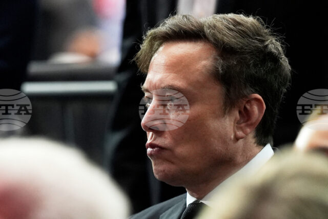 Илон Мъск и изпълнителният директор на „Райънеър“ си размениха взаимни нападки заради въздействието на „Старлинк“ върху полетите