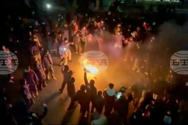 Иран на кръстопът: Режимът оцелява, народът бунтува, а САЩ гледат отстрани