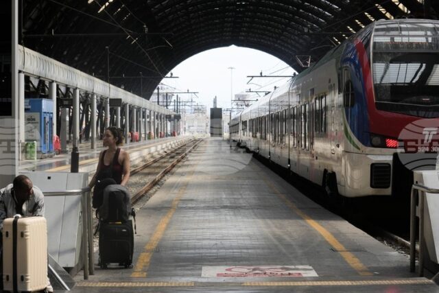 Италиански полицаи върнаха откраднат годежен пръстен на мъж, който след това се сгоди в полицейското управление