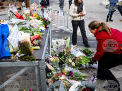 Опечалени поставят цветя близо до бар "Констеласион" в Кран Монтана, 1 януари 2026 г.