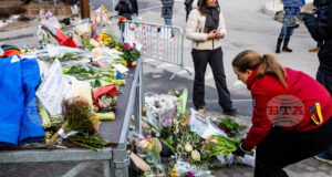 Опечалени поставят цветя близо до бар "Констеласион" в Кран Монтана, 1 януари 2026 г.