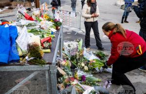 Опечалени поставят цветя близо до бар "Констеласион" в Кран Монтана, 1 януари 2026 г.