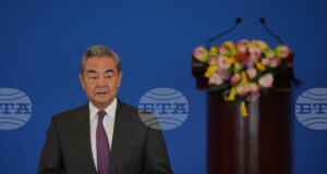 Китайският външен министър Ван И заяви, че Пекин не може да приеме страни да действат като "световен съдия" на фона на залавянето на Мадуро