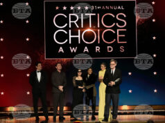 Кои са големите победители на наградите „Изборът на критиците“ за кино и телевизия? Актьорите и режисьорът Пол Томас Андерсън (вдясно) приемат приза за най-добър филм за "Битка след битка" на наградите "Изборът на критиците". Снимка: АП/