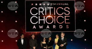 Актьорите и режисьорът Пол Томас Андерсън (вдясно) приемат приза за най-добър филм за "Битка след битка" на наградите "Изборът на критиците". Снимка: АП/