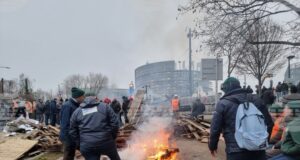 Кратки сблъсъци избухнаха между протестиращите земеделци и полицията пред Европейския парламент