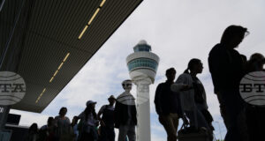 Летище "Схипхол" в Амстердам очаква утре да бъдат отменени стотици полети заради тежката зимна обстановка