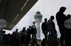 Летище "Схипхол" в Амстердам очаква утре да бъдат отменени стотици полети заради тежката зимна обстановка