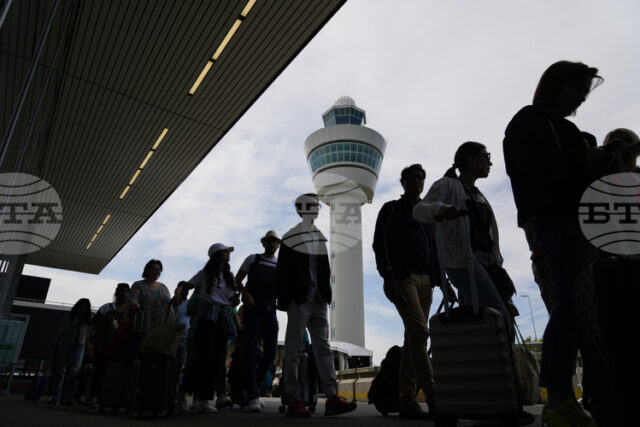 Летище "Схипхол" в Амстердам очаква утре да бъдат отменени стотици полети заради тежката зимна обстановка