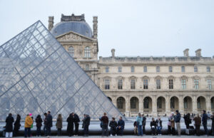 Лувърът повиши входната такса за посетители от страни извън ЕС
