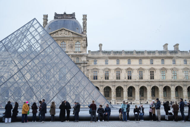 Лувърът повиши входната такса за посетители от страни извън ЕС