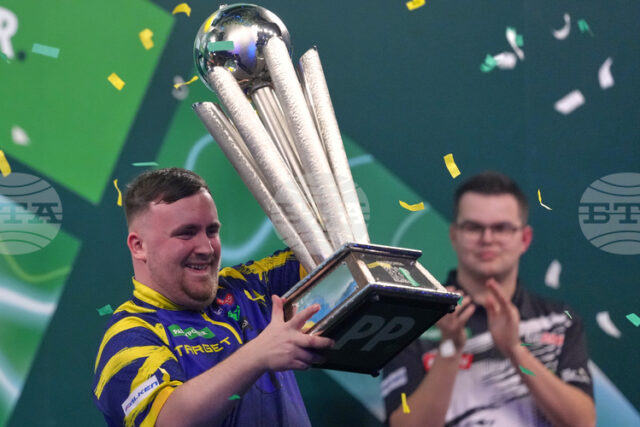 Люк Литлър спечели втора поредна световна титла по дартс след унищожително представяне във финала